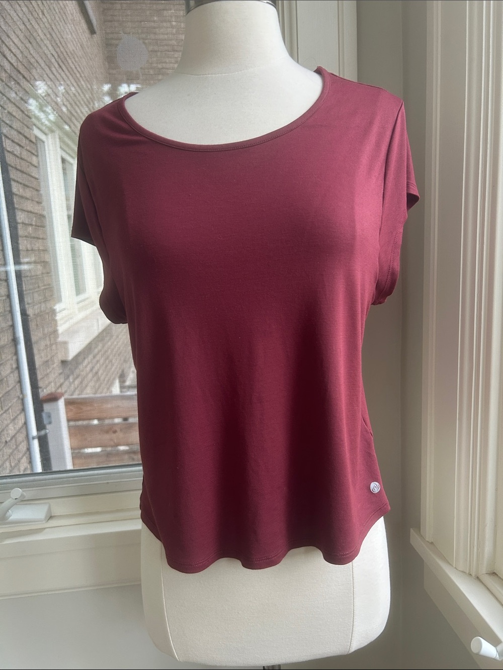 Scoop neck simple top in maroon
